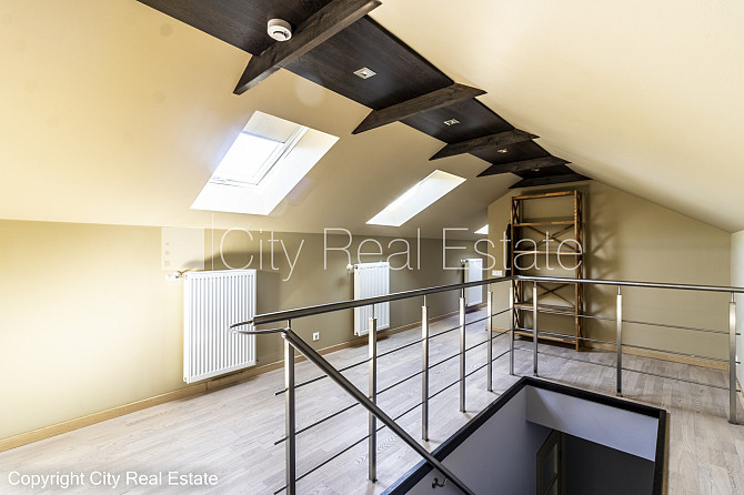 Фасадный дом, закрытый двор, гараж на одну машину, места для нескольких машин, Рига - изображение 13