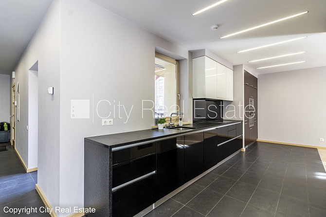 Фасадный дом, закрытый двор, гараж на одну машину, места для нескольких машин, Рига - изображение 6