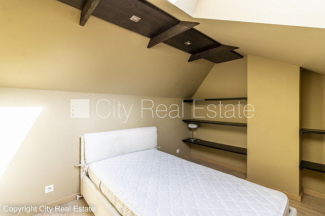 Фасадный дом, закрытый двор, гараж на одну машину, места для нескольких машин, Рига - изображение 18