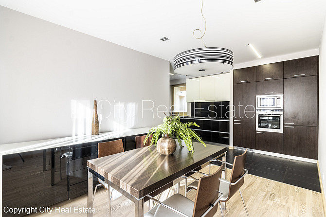 Фасадный дом, закрытый двор, гараж на одну машину, места для нескольких машин, Рига - изображение 5