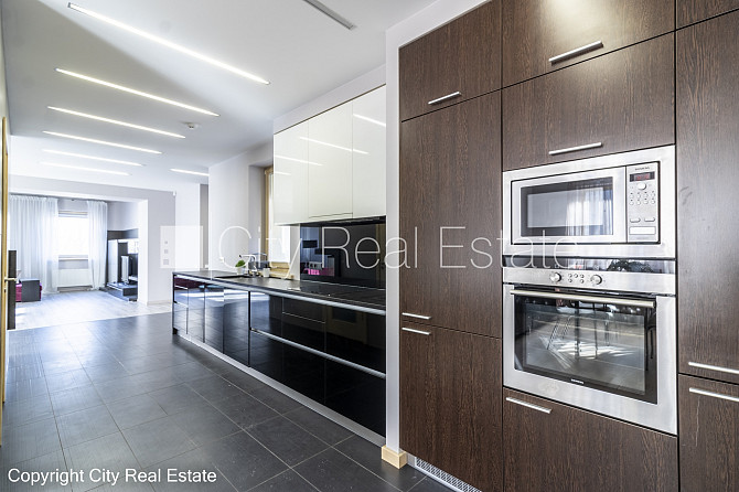 Фасадный дом, закрытый двор, гараж на одну машину, места для нескольких машин, Рига - изображение 4