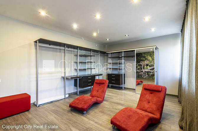 Фасадный дом, закрытый двор, гараж на одну машину, места для нескольких машин, Рига - изображение 12