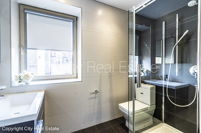 Фасадный дом, закрытый двор, гараж на одну машину, места для нескольких машин, Рига - изображение 19