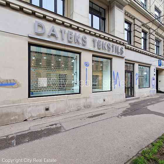 Фасадный дом, плата за обслуживание одного квадратного метра в  месяц 0,38 EUR, вход с Рига