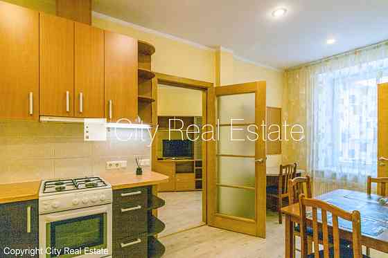 Здание во дворе, реновированный дом, благоустроенный озеленённый двор, закрытая Рига