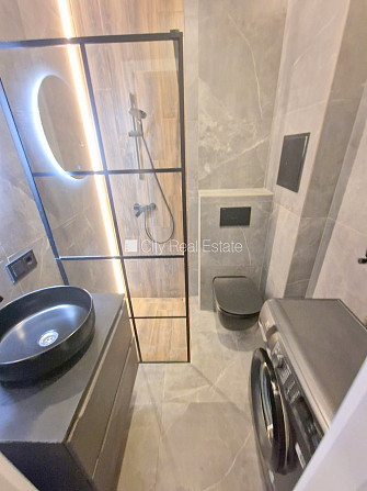 Фасадный дом, реновированный дом, закрытый двор, вход с улицы, лифт, лестничная Рига - изображение 8