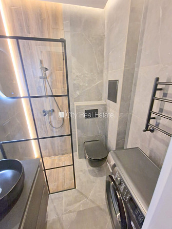 Фасадный дом, реновированный дом, закрытый двор, вход с улицы, лифт, лестничная Рига - изображение 9