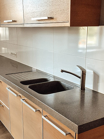 Фасадный дом, реновированный дом, благоустроенная озеленённая территория, Рига - изображение 7