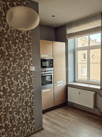 Фасадный дом, закрытый двор, вход с улицы, окна выходят в обе стороны дома, Рига - изображение 10