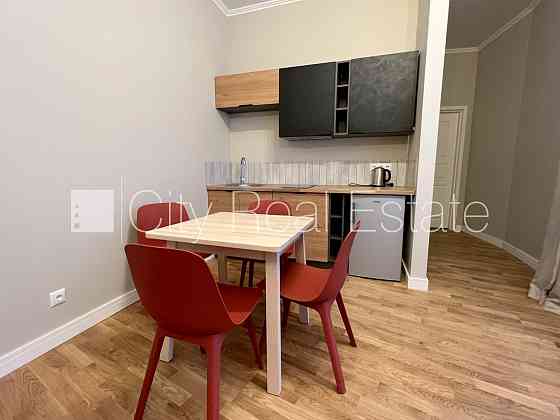 Фасадный дом, реновированный дом, закрытый двор, место для машины, лестничная Rīga