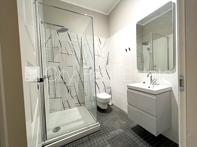 Фасадный дом, реновированный дом, закрытый двор, место для машины, лестничная Рига - изображение 9