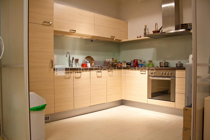 Фасадный дом, реновированный дом, закрытый двор, место для машины, лестничная Рига - изображение 13