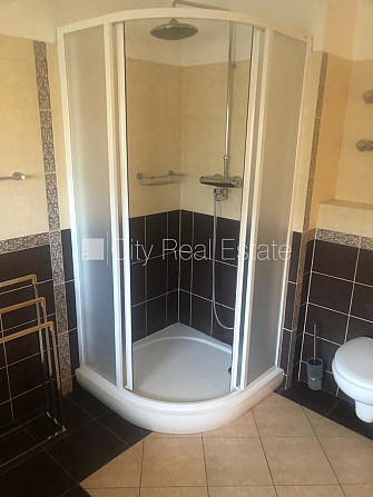 Rindu māja, labiekārtots apzaļumots pagalms, slēgta teritorija, teritorijas iebrauktuves vārti Jūrmala - foto 14