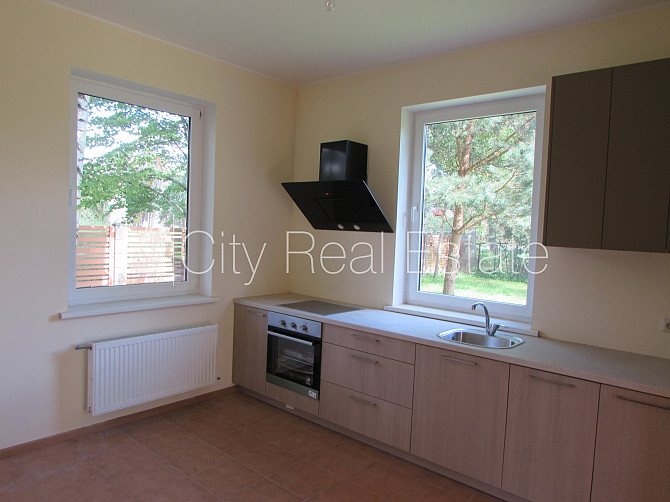 Dvīņu māja, iežogota teritorija, garāža vienai automašīnai, trīs balkoni, guļamistabu Jūrmala - foto 2