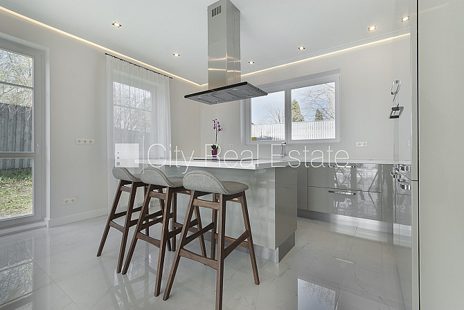 Jaunceltne, labiekārtota apzaļumota teritorija, slēgts pagalms, vieta vairākām automašīnām, Jūrmala - foto 1