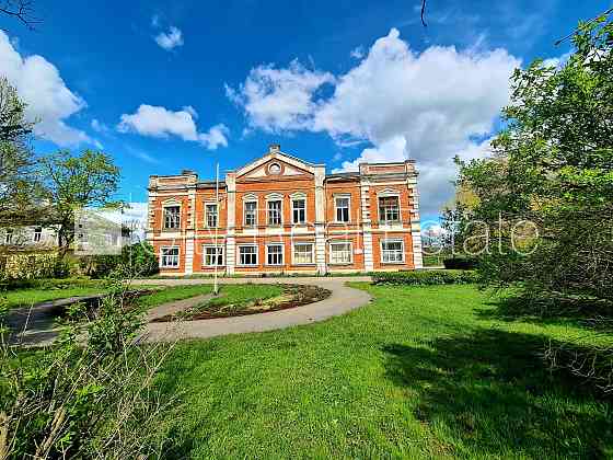 Благоустроенная озеленённая территория, места для нескольких машин, стоянка на Добеле и район