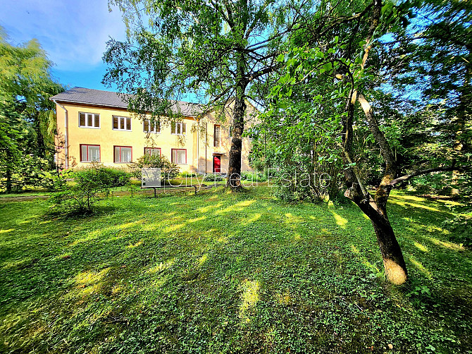 Благоустроенная озеленённая территория, места для нескольких машин, стоянка на Добеле и район - изображение 10