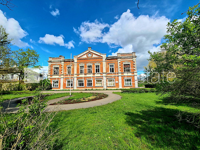 Благоустроенная озеленённая территория, места для нескольких машин, стоянка на Добеле и район - изображение 1