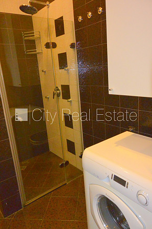 Дом во дворе, кирпичные стены, закрытый двор, место для машины, лестничная клетка Рига - изображение 13