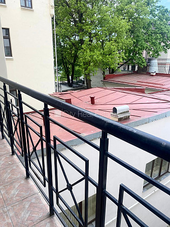 Fasādes māja, renovēta māja, labiekārtota apzaļumota teritorija, ieeja no ielas, luksuss Rīga - foto 10