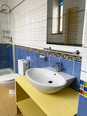 Fasādes māja, renovēta māja, labiekārtota apzaļumota teritorija, ieeja no ielas, luksuss Rīga - foto 15