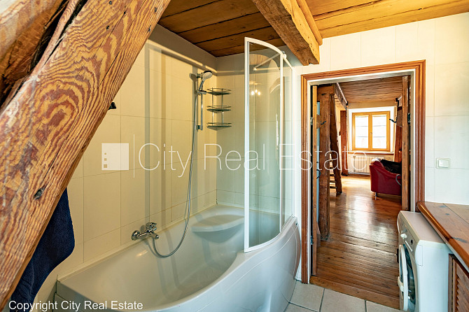 Fasādes māja, renovēta māja, bruģēts piebraucamais ceļš, ieeja no ielas, logi vērsti Rīga - foto 16