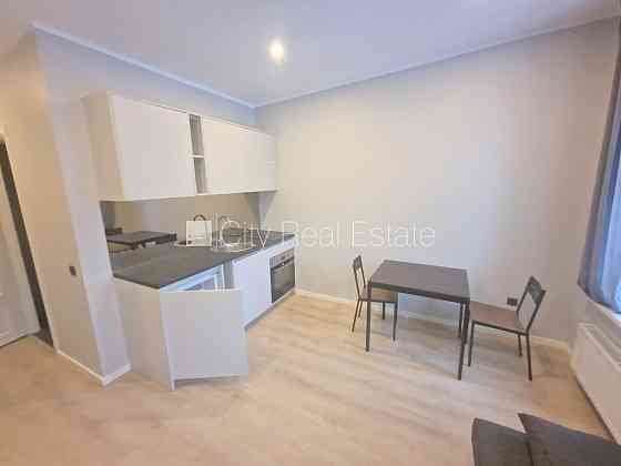 Фасадный дом, реновированный дом, закрытый двор, вход с улицы и со двора, Rīga