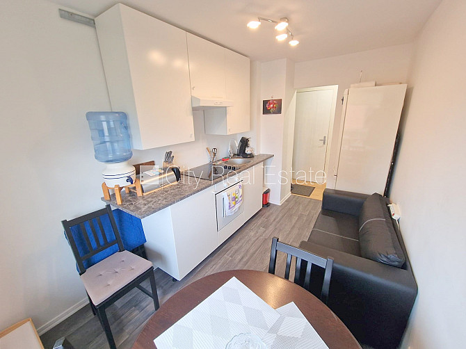 Земля в собственности, фасадный дом, вход с улицы, лифт, лоджия, окна выходят во Рига - изображение 2