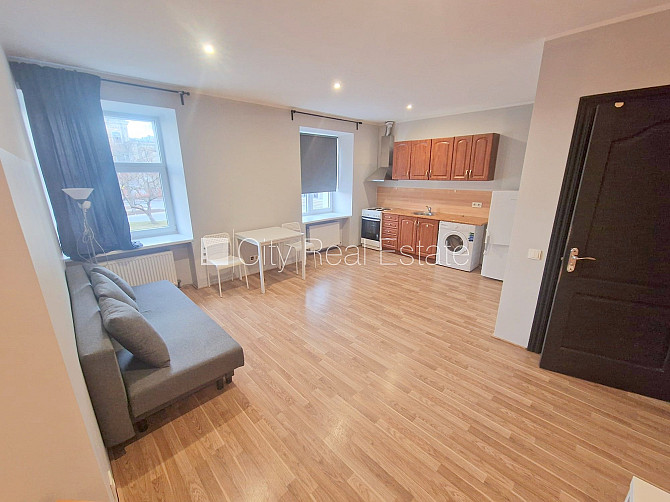 Fasādes māja, renovēta māja, slēgts pagalms, ieeja no ielas un pagalma, kāpņu telpa pēc Rīga - foto 1