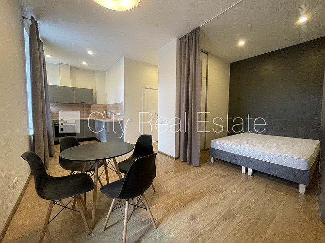 Renovēta māja, vieta automašīnai, kāpņu telpa pēc kapitālā remonta, logi vērsti uz ielas Rīga - foto 1