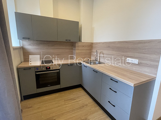 Renovēta māja, vieta automašīnai, kāpņu telpa pēc kapitālā remonta, logi vērsti uz ielas Rīga - foto 2