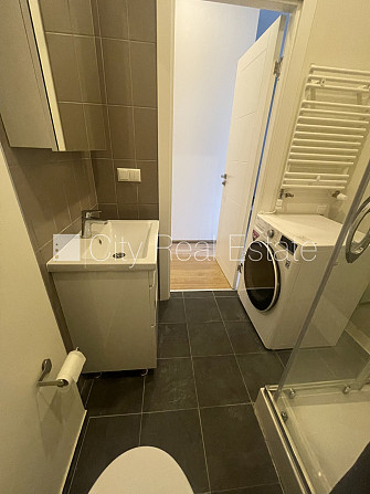 Renovēta māja, vieta automašīnai, kāpņu telpa pēc kapitālā remonta, logi vērsti uz ielas Rīga - foto 6