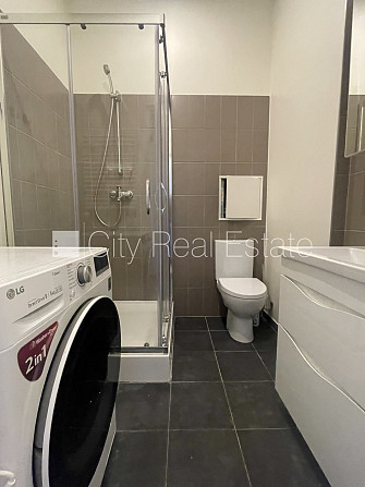 Renovēta māja, vieta automašīnai, kāpņu telpa pēc kapitālā remonta, logi vērsti uz ielas Rīga - foto 5