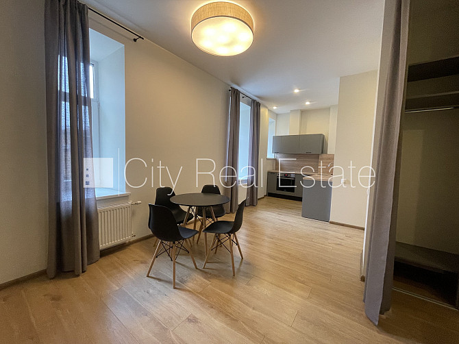 Renovēta māja, vieta automašīnai, kāpņu telpa pēc kapitālā remonta, logi vērsti uz ielas Rīga - foto 3