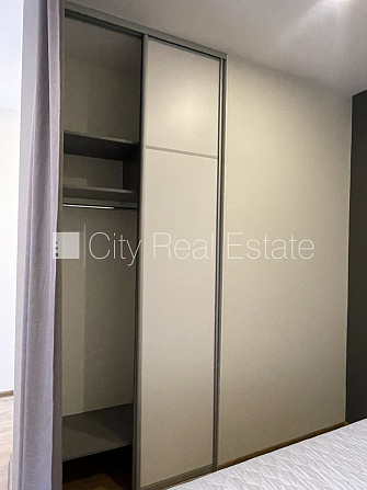 Renovēta māja, vieta automašīnai, kāpņu telpa pēc kapitālā remonta, logi vērsti uz ielas Rīga - foto 8