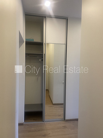 Renovēta māja, vieta automašīnai, kāpņu telpa pēc kapitālā remonta, logi vērsti uz ielas Rīga - foto 11