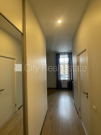 Renovēta māja, vieta automašīnai, kāpņu telpa pēc kapitālā remonta, logi vērsti uz ielas Rīga - foto 7