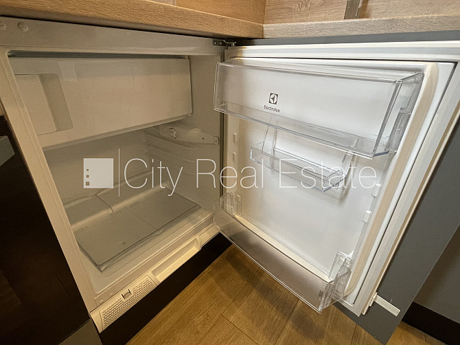 Renovēta māja, vieta automašīnai, kāpņu telpa pēc kapitālā remonta, logi vērsti uz ielas Rīga - foto 9