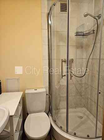 Здание во дворе, благоустроенная озеленённая территория, подъездная дорога Rīga