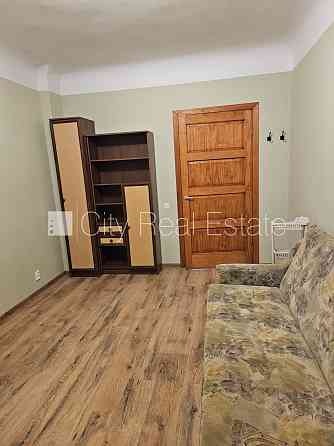 Здание во дворе, благоустроенная озеленённая территория, подъездная дорога Rīga