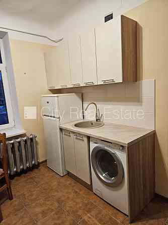 Здание во дворе, благоустроенная озеленённая территория, подъездная дорога Rīga