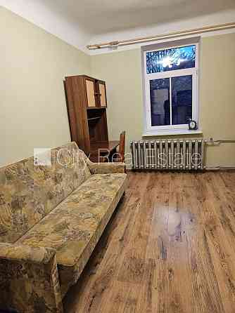 Здание во дворе, благоустроенная озеленённая территория, подъездная дорога Rīga