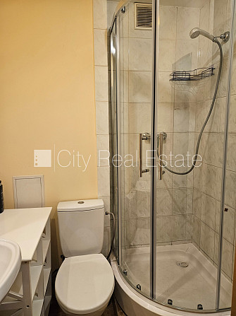 Pagalma ēka, labiekārtota apzaļumota teritorija, bruģēts piebraucamais ceļš, bezmaksas Rīga - foto 5