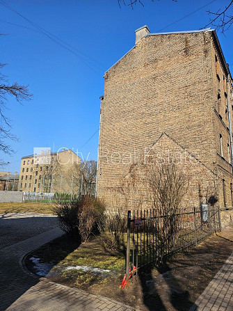 Pagalma ēka, labiekārtota apzaļumota teritorija, bruģēts piebraucamais ceļš, bezmaksas Rīga - foto 9