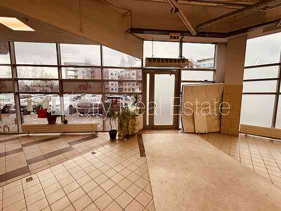 Места для нескольких машин, вход с улицы и со двора, система кондиционирования Рига