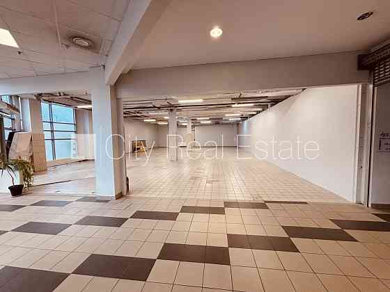 Места для нескольких машин, вход с улицы и со двора, система кондиционирования Рига