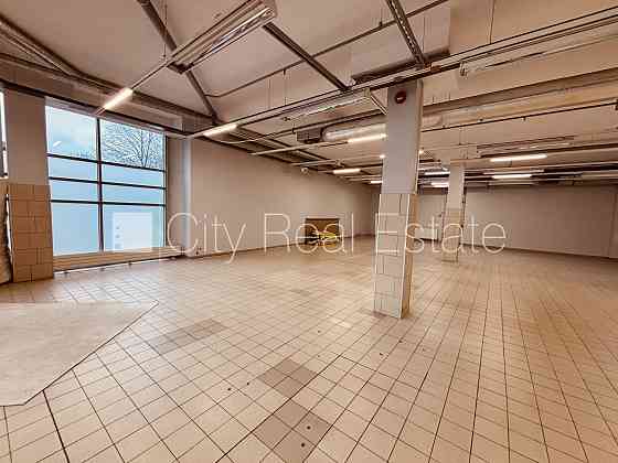 Места для нескольких машин, вход с улицы и со двора, система кондиционирования Рига