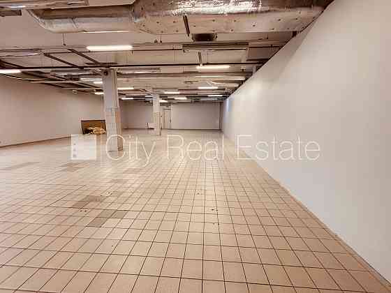 Места для нескольких машин, вход с улицы и со двора, система кондиционирования Рига