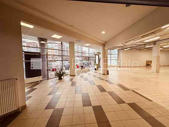 Места для нескольких машин, вход с улицы и со двора, система кондиционирования Рига