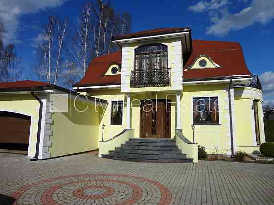 Благоустроенный озеленённый двор, подъездная дорога покрыта брущаткoй, гараж на Юрмала